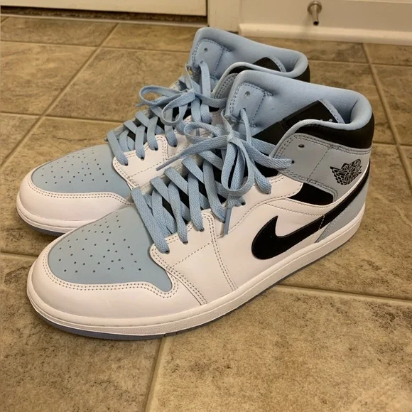 Jordan 1 Mid SE - Picture 1 of 11